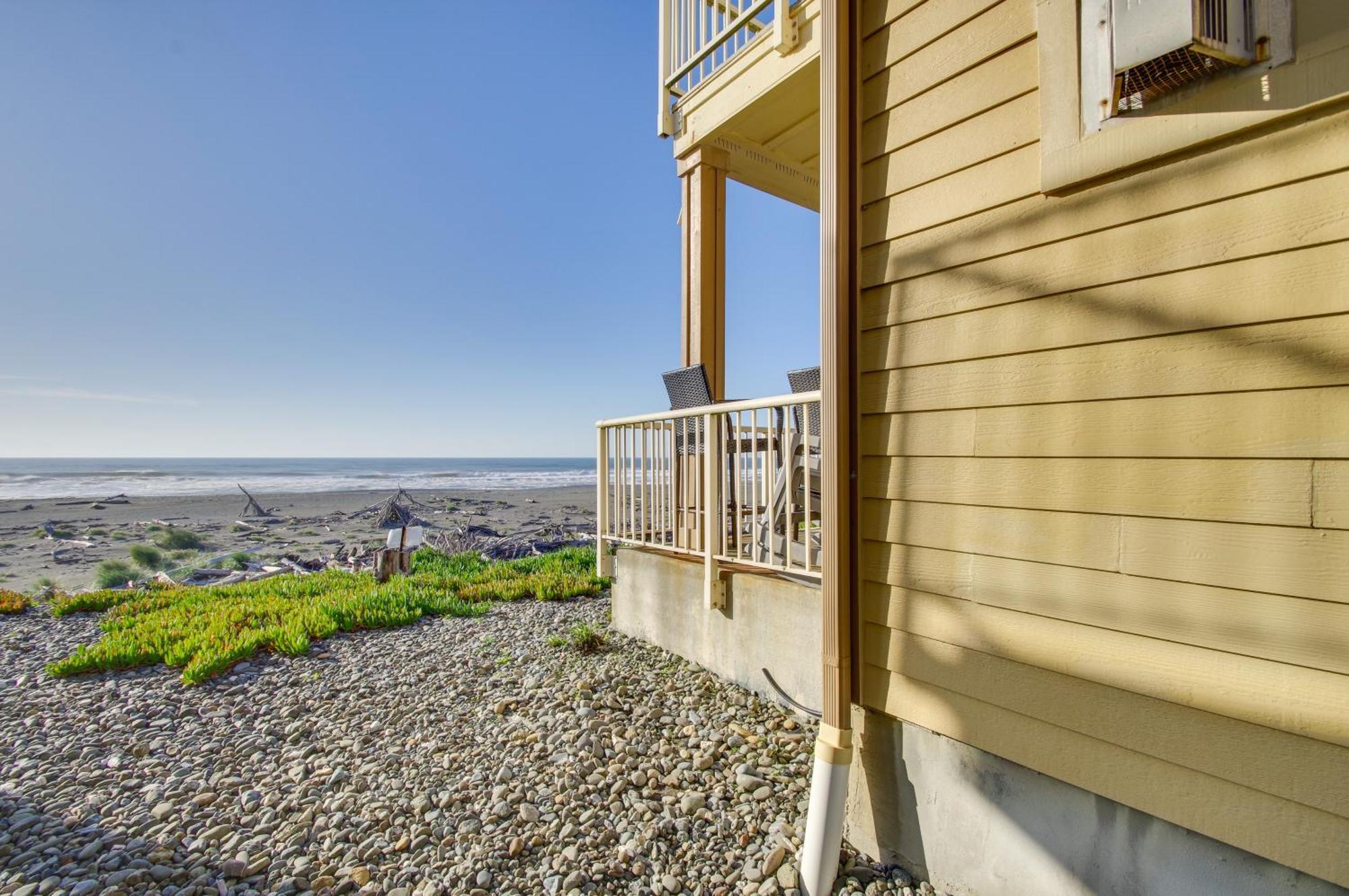 Quiet Waterfront Escape With Hot Tub And Beach Access! Gold Beach Buitenkant foto