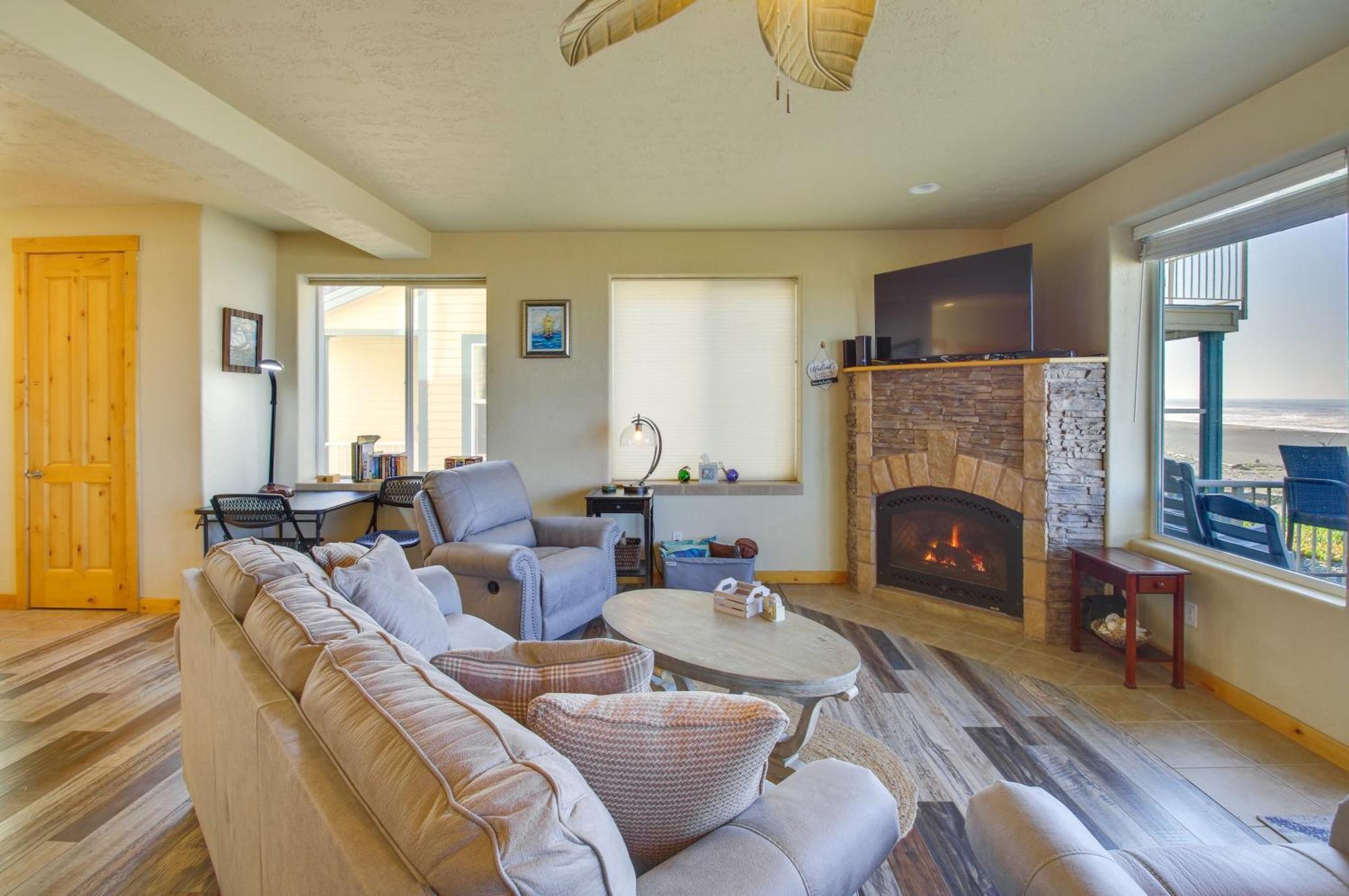 Quiet Waterfront Escape With Hot Tub And Beach Access! Gold Beach Buitenkant foto