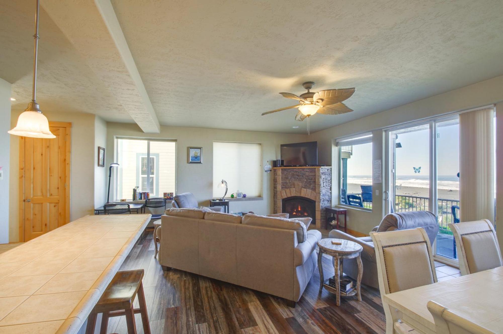 Quiet Waterfront Escape With Hot Tub And Beach Access! Gold Beach Buitenkant foto
